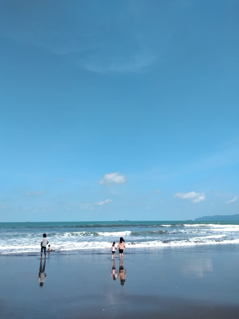 Nikmati Kopi dan Pantai dengan Senyum di Cafe Teluk Penyu 2